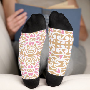ein rosa-weiße Blume-Muster auf braunem Hintergrun Socken