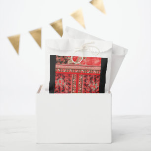 ein rot-grünes Blumendesign auf schwarzem Hintergr Geschenktütchen