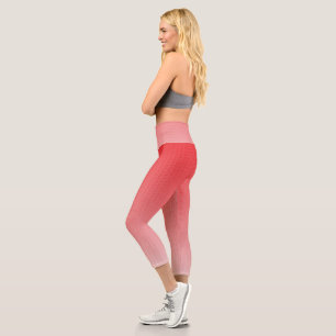 ein rot-weißer Hintergrund mit kleinen Quadraten Capri Leggings