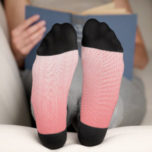 ein rot-weißer Hintergrund mit kleinen Quadraten Socken