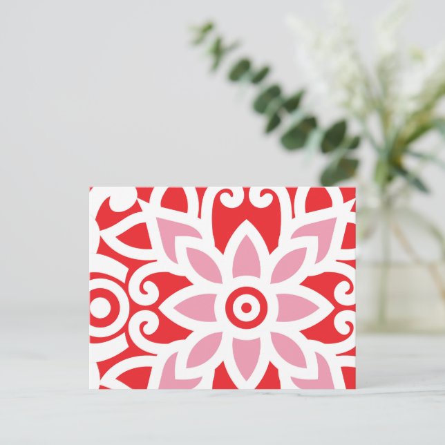 ein rot-weißes Muster mit einer Blume darauf Postkarte (Stehend Vorderseite)