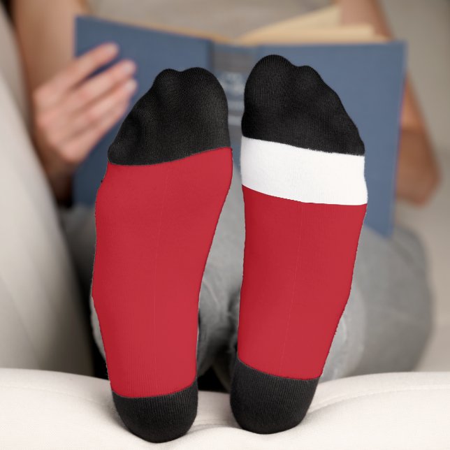 ein roter Hintergrund mit Socken (Unterseite)
