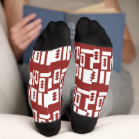 Ein roter Teppich mit einem textilen Muster wird a