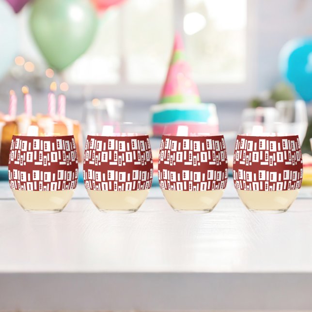 Ein roter Teppich mit einem textilen Muster wird a Weinglas Ohne Stiel (Insitu (Geburtstag))