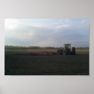 Ein roter Traktor, der auf den offenen Feldern ruh Poster