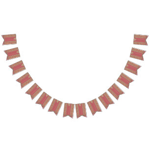 ein roter und beigefarbener Teppich mit Goldrahmen Wimpelkette