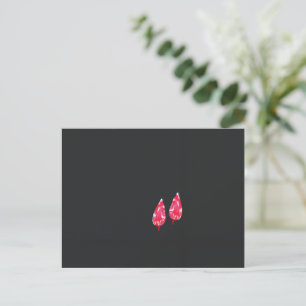 ein rotes Blätter auf schwarzem Hintergrund Postkarte