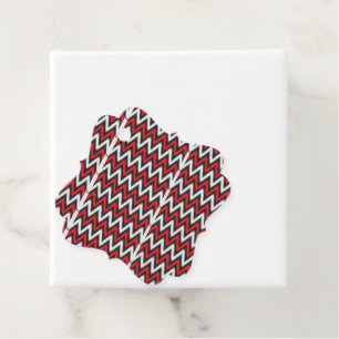 ein rotes und schwarzes Zickzackmuster auf weißem  Geschenkanhänger