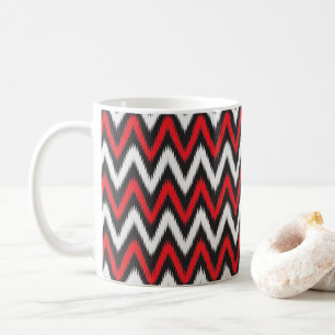 ein rotes und schwarzes Zickzackmuster auf weißem  Kaffeetasse