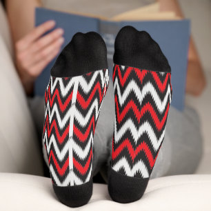 ein rotes und schwarzes Zickzackmuster auf weißem  Socken