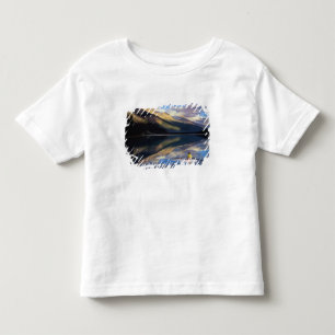 Ein Ruderer auf dem Banff Lake in Kanada (MR) Kleinkind T-shirt