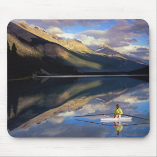 Ein Ruderer auf dem Banff Lake in Kanada (MR) Mousepad