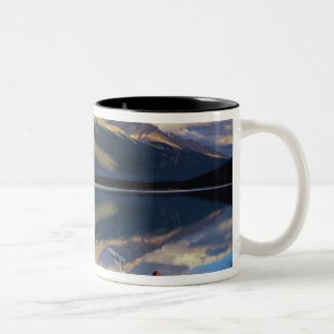 Ein Ruderer auf dem Banff Lake in Kanada MR) Zweifarbige Tasse