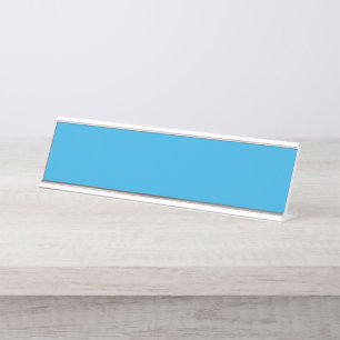 Ein ruhiger blauer Himmel mit einigen verstreuten Schreibtischnamensplakette