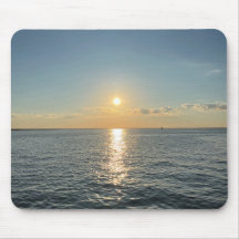 Ein ruhiger Sonnenuntergang über einem ruhigen Hor