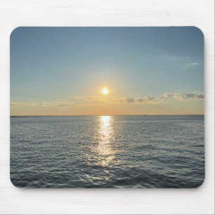 Ein ruhiger Sonnenuntergang über einem ruhigen Hor Mousepad