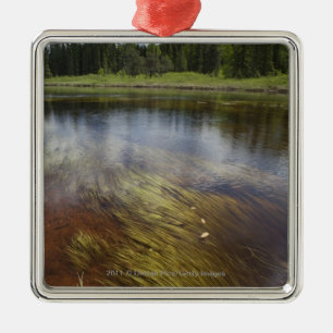 Ein ruhiger Teich, der die Wolken reflektiert Silbernes Ornament