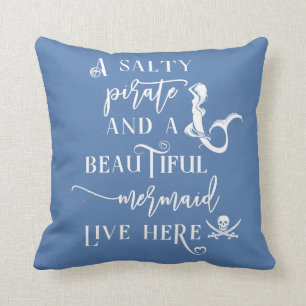 Ein Salty Pirate und eine schöne Meerjungfrau lebe Kissen