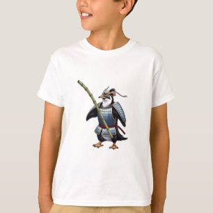 Ein Samurai-Pinguin, der mit einem Bambusstock käm T-Shirt