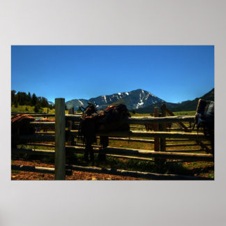 Ein Sattel auf der Straße Poster