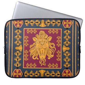 Ein Schal mit einem großen Löwenkopf in goldener F Laptopschutzhülle