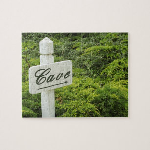 Ein Schild, das auf den Weinkeller (Höhle) in