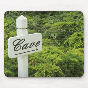 Ein Schild, das auf den Weinkeller (Höhle) in Mousepad