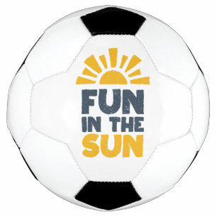 Ein Schild, das Spaß an der Sonne sagt Fußball
