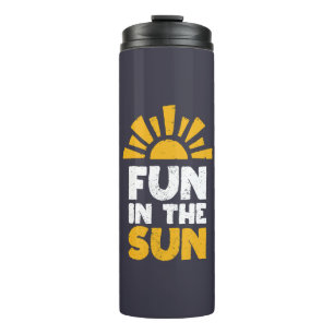 Ein Schild, das Spaß an der Sonne sagt Thermosbecher