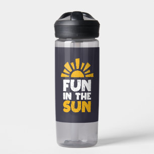 Ein Schild, das Spaß an der Sonne sagt Trinkflasche