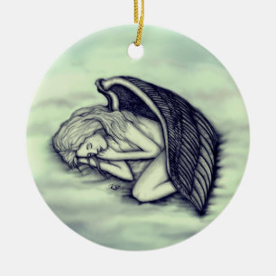 Ein schlafender Engel auf den Himmelswolken in Grü Keramik Ornament