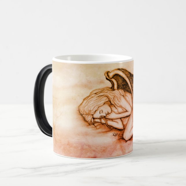 Ein schlafender Engel auf den Himmelswolken Verwandlungstasse (Vorderseite Links)