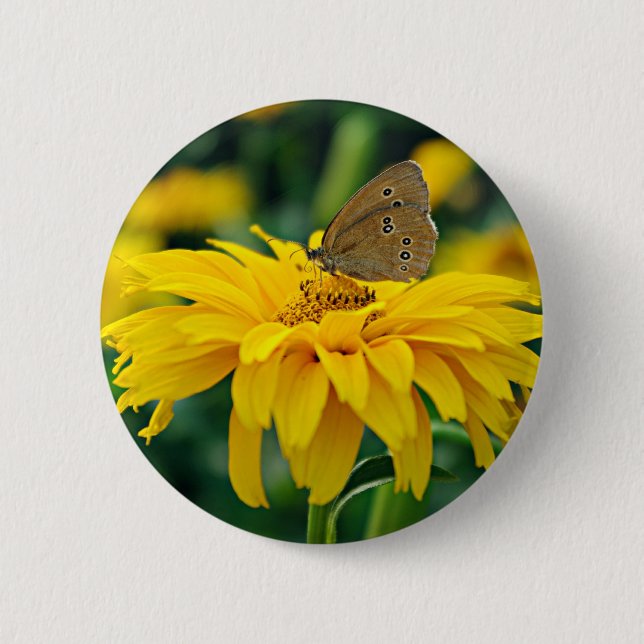 Ein Schmetterling auf einer gelben Blume Button (Vorderseite)