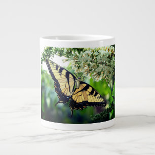 Ein Schmetterling mit gelben und schwarzen Flügeln Jumbo-Tasse