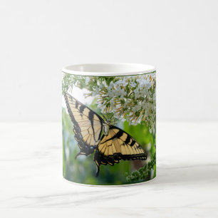 Ein Schmetterling mit gelben und schwarzen Flügeln Kaffeetasse