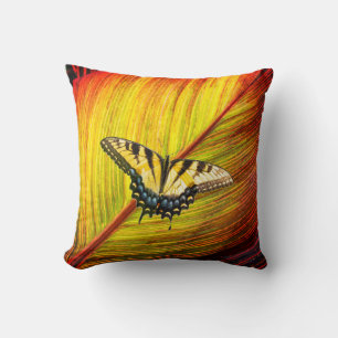 Ein Schmetterling mit gelben und schwarzen Flügeln Kissen