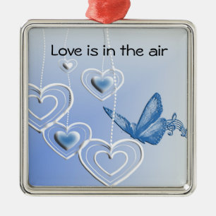Ein Schmetterling und Herzen Ornament Aus Metall