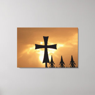 Ein Schmiedeeisenkreuz auf einem Zaun Leinwanddruck