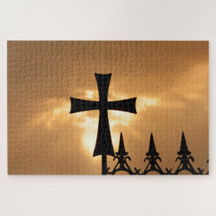 Ein schmiedeeisernes Kreuz auf einem Zaun