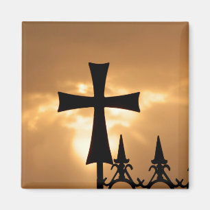 Ein schmiedeeisernes Kreuz auf einem Zaun Magnet