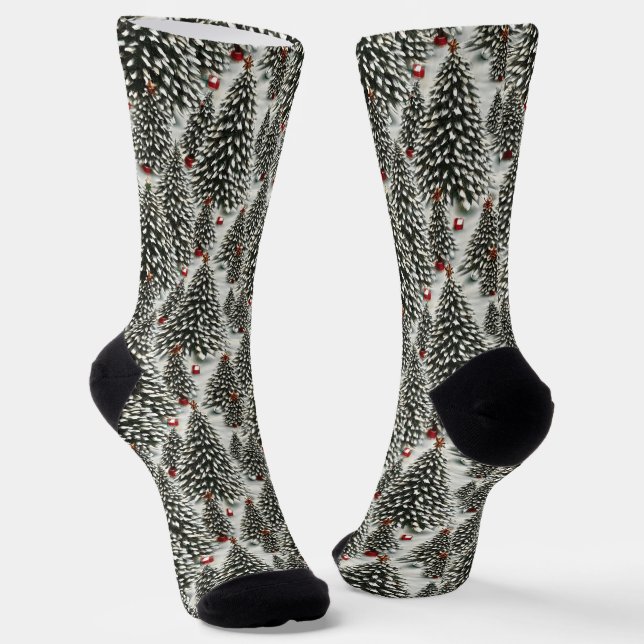 Ein schneebedeckter Wald mit Weihnachtsbäumen Socken (Gewinkelt)