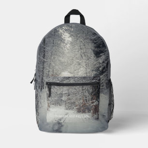 Ein schneebedeckter Weg durch einen Winterwald Bedruckter Rucksack