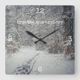 Ein schneebedeckter Weg durch einen Winterwald Quadratische Wanduhr