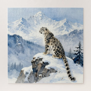Ein Schneeleopard auf schneebedecktem Gipfel