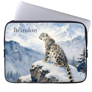 Ein Schneeleopard auf schneebedecktem Gipfel Perso Laptopschutzhülle