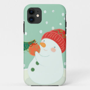 Ein Schneemann, der eine Verzierung auf einem Baum iPhone 11 Hülle