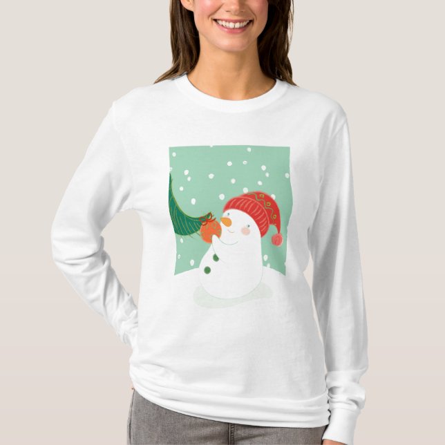 Ein Schneemann, der eine Verzierung auf einem Baum T-Shirt (Vorderseite)