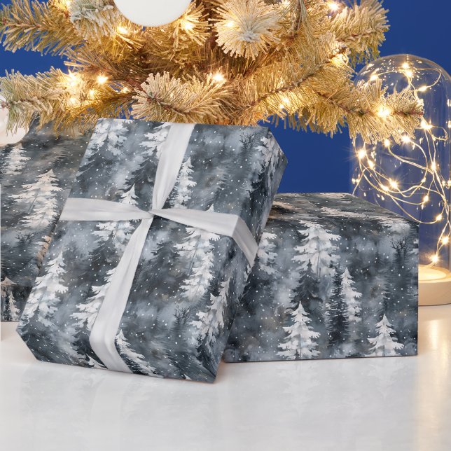 Ein Schneewald mit dunkelblauen Bäumen Geschenkpapier (Feiertage)