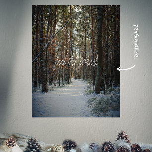 Ein Schneeweg im Kiefernwald Poster