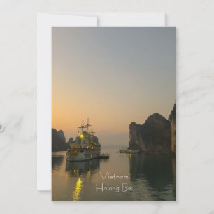 Ein schöner Sonnenuntergang in Halong Bay, Vietnam Einladung